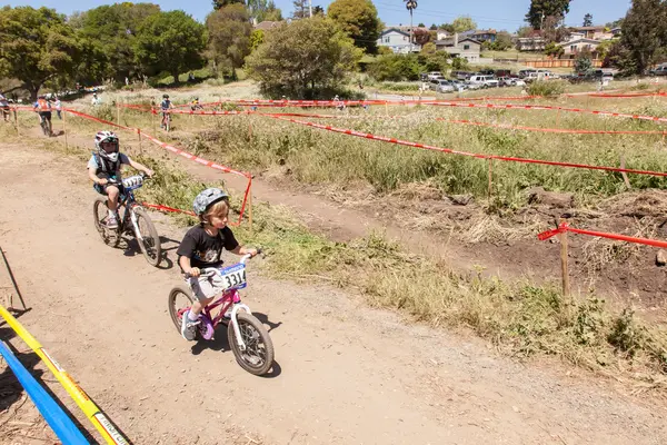 APTOS VILLAGE - APRIL 14: 4th Annual Santa Cruz Mountain Bike Fe — Stock Photo, Image