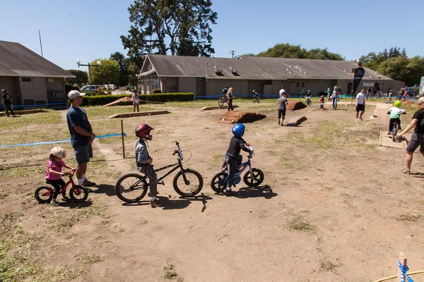 APTOS VILLAGE - APRIL 14: 4th Annual Santa Cruz Mountain Bike Fe — Stock Photo, Image