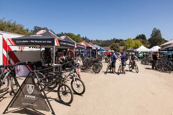APTOS VILLAGE - 14 апреля: 4th Annual Santa Cruz Mountain Bike Fe — стоковое фото