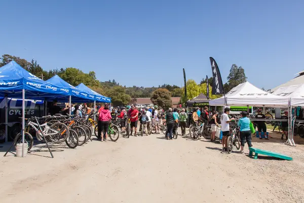 APTOS VILLAGE - 14 апреля: 4th Annual Santa Cruz Mountain Bike Fe — стоковое фото