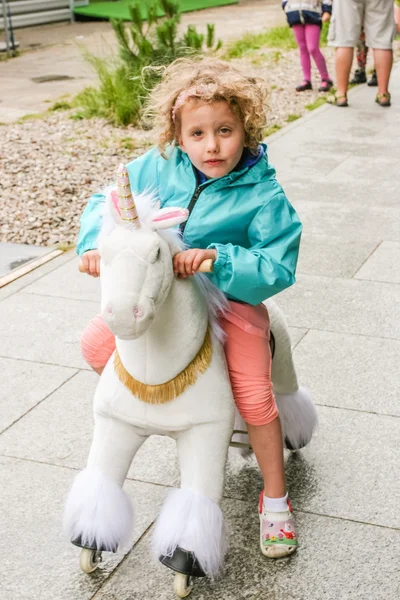 Equitazione unicorno bianco — Foto Stock