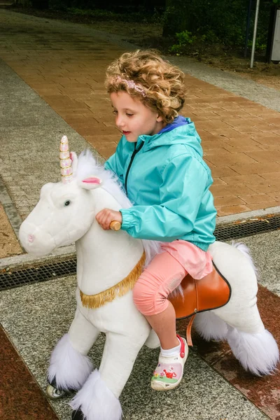 Montar unicornio blanco — Foto de Stock
