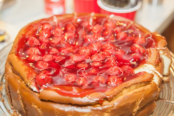 Cheesecake med körsbär toppning — Stockfoto