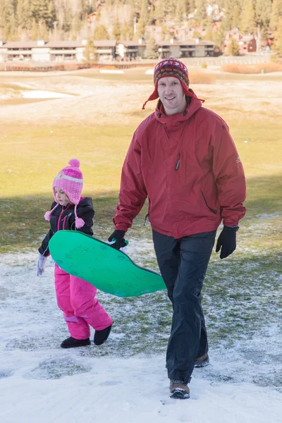 Plaisir en famille dans la neige — Photo