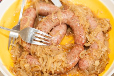 Beyaz kielbasa pişmiş