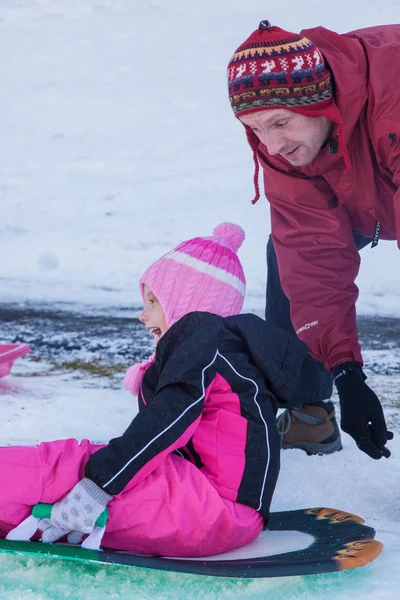 Plaisir en famille dans la neige — Photo