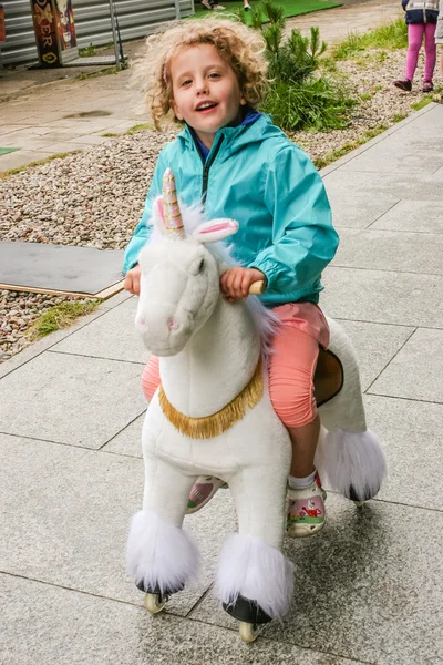 白いユニコーン乗馬bílý jednorožec na koni — Stock fotografie