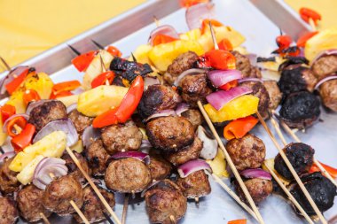 Izgara Köfte ve Ananas Kebap