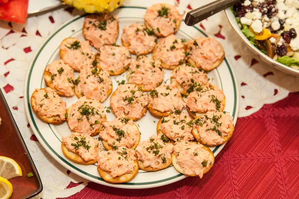 Galletas saladas con salmón extendido — Foto de Stock