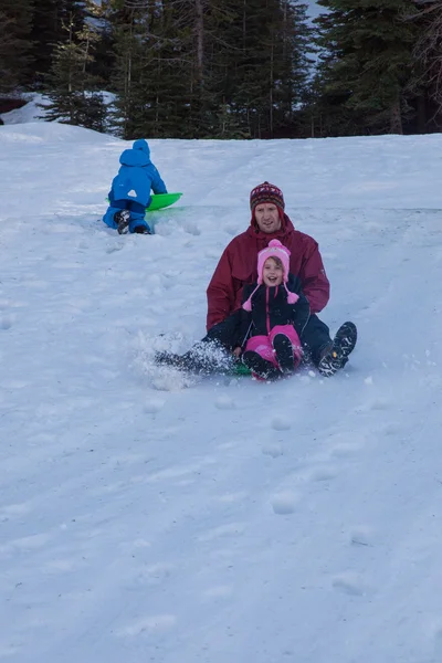 Familjen roligt i snön — Stockfoto