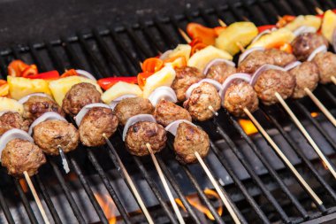 Izgara Köfte ve Ananas Kebap