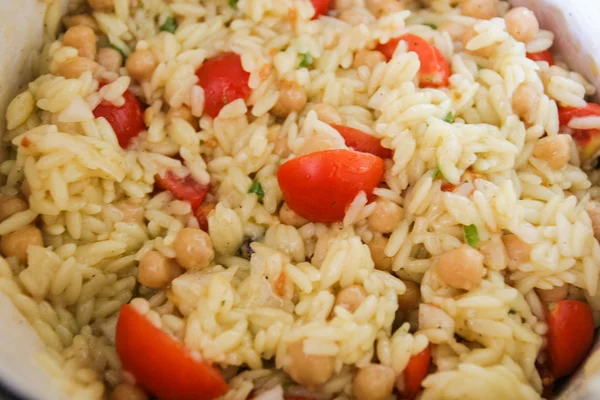 Салат Orzo с горохом и помидорами из вишни — стоковое фото