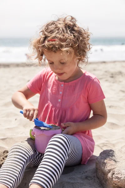 Brincando na praia — Fotografia de Stock