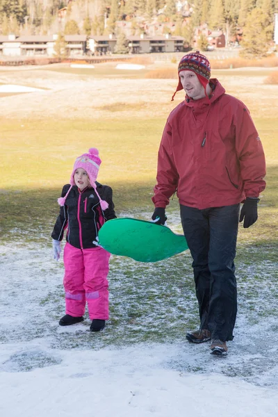 Divertimento in famiglia sulla neve — Foto Stock