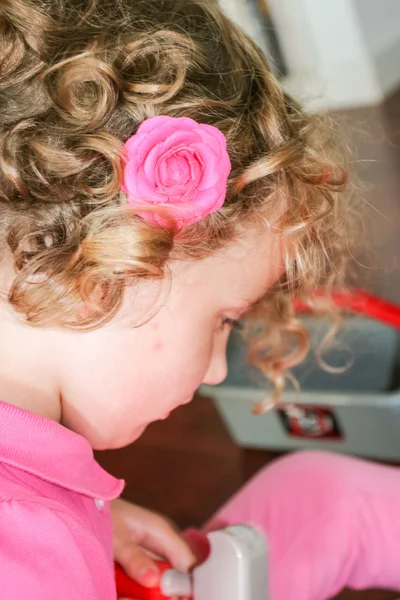 Κορίτσι με ροζ τριαντάφυλλο — Φωτογραφία Αρχείου