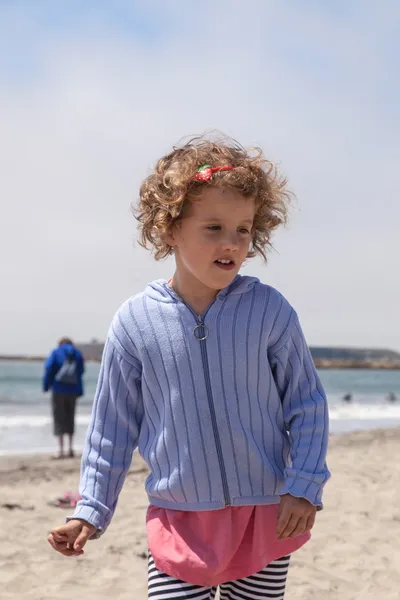 Spelen op het strand — Stockfoto