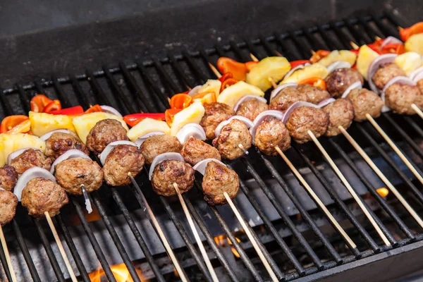 Gegrilde gehaktbal en ananas kebab — Stockfoto