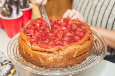 peynirli kek kiraz tepesi ile