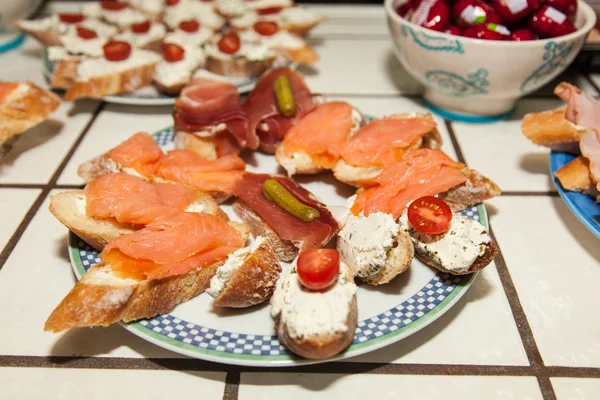 Crostini con salmón y alcaparras —  Fotos de Stock