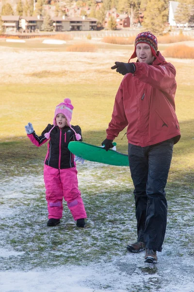 Plaisir en famille dans la neige — Photo