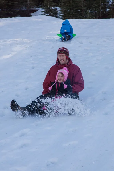 Divertimento in famiglia sulla neve — Foto Stock