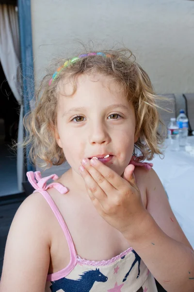 Spelen met eten — Stockfoto