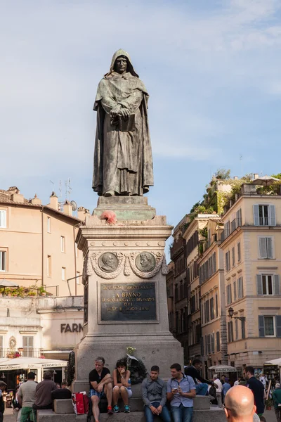 Il monumento al filosofo Giordano Bruno al centro della piazza . — Foto Stock
