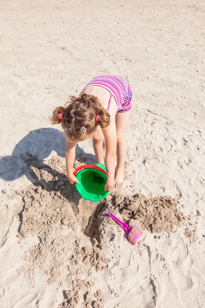 Brincando na praia — Fotografia de Stock