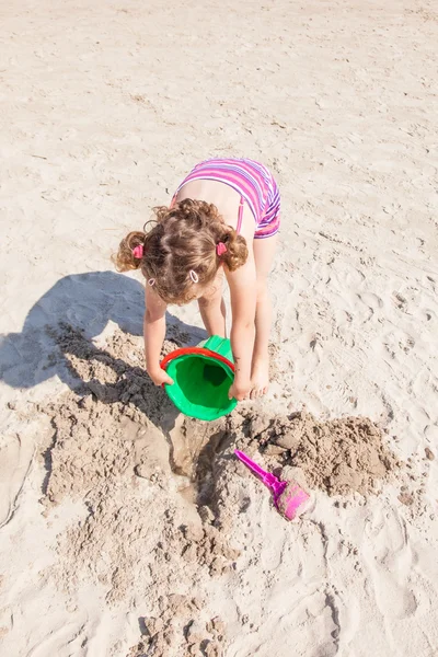 Spela på stranden — Stockfoto