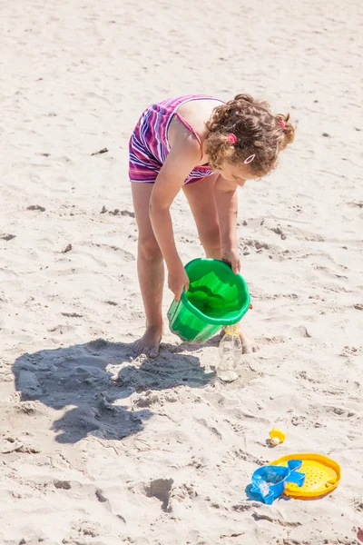 Spela på stranden — Stockfoto