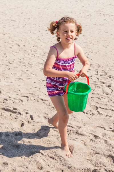 Spela på stranden — Stockfoto