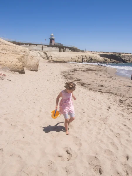 Spielen am Strand — Stockfoto