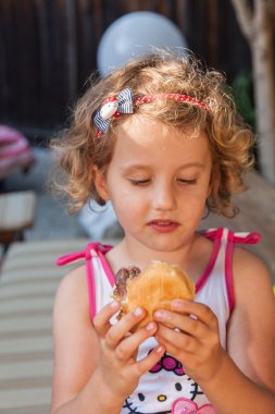 humburger yiyen kız