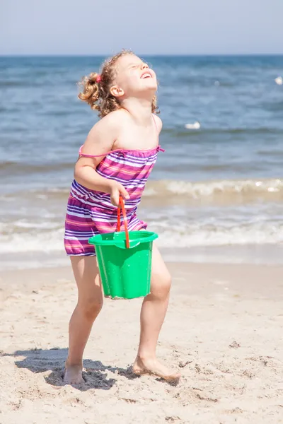 Spela på stranden — Stockfoto