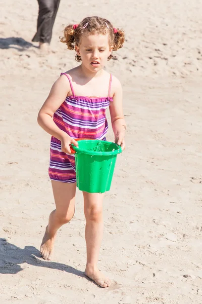 Spela på stranden — Stockfoto