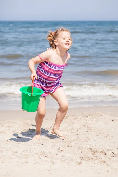 Brincando na praia — Fotografia de Stock