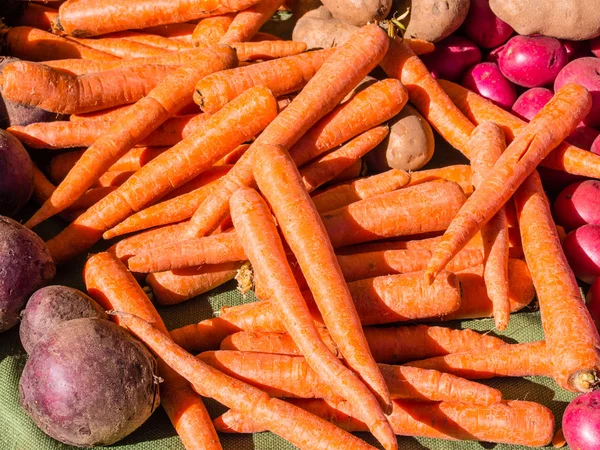 Морковь на продажу — стоковое фото