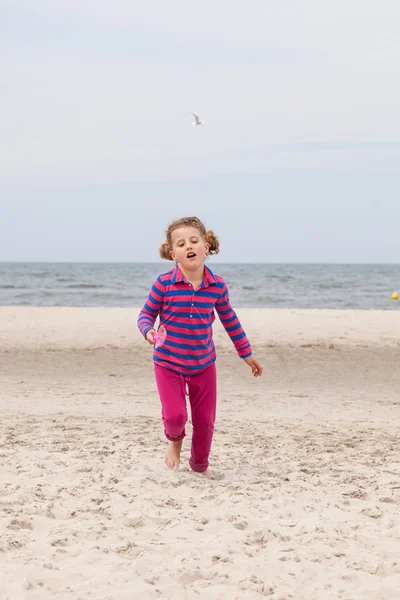 Brincando na praia — Fotografia de Stock