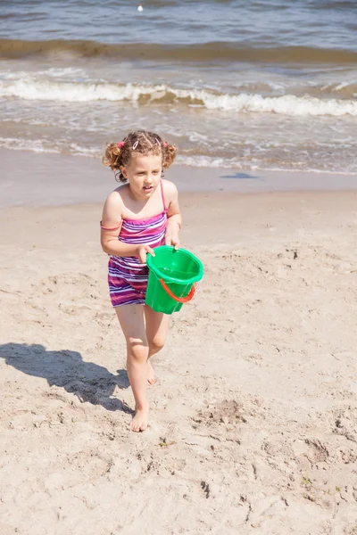 Spela på stranden — Stockfoto