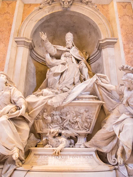 Escultura dentro de la Basílica de San Pedro — Foto de Stock