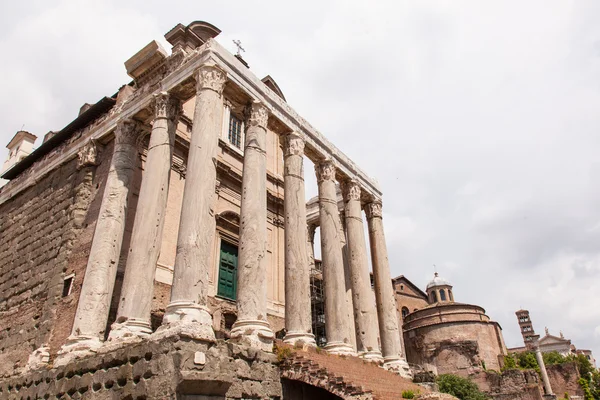 アントニヌス ・ ピウスとファウスティナ神殿 — ストック写真