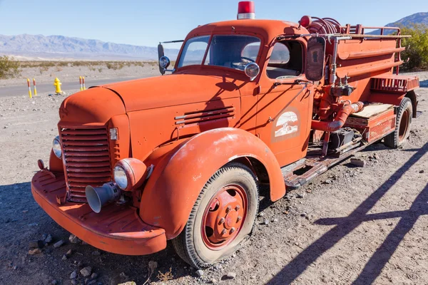 Camión de bomberos rojo —  Fotos de Stock