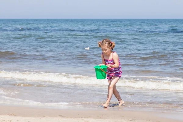 Playing on the beach — Stock Photo, Image