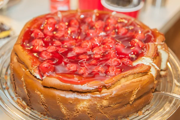 Bolo de queijo com cobertura de cereja — Fotografia de Stock