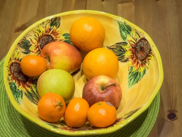 Früchte in einer Schüssel — Stockfoto