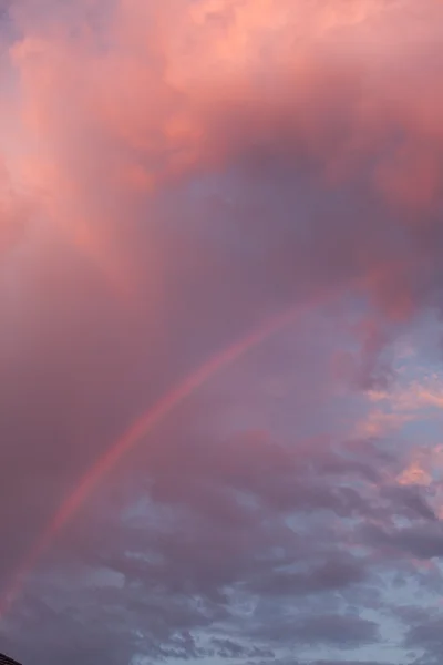 Regenbogen bei Sonnenuntergang — Stockfoto