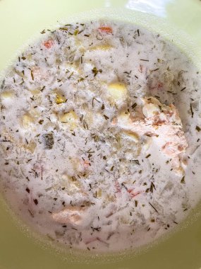 Salatalık çorbası geleneksel bir Polonya ve Litvanya çorbasıdır. Ekşi, tuzlu salatalık ve patatesten yapılır. Ara sıra pirinçler patateslerin yerine kullanılır..