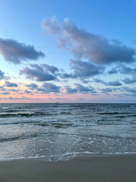 Cieszący Się Letnim Zachodem Słońca Plaży Kołobrzegu — Zdjęcie stockowe