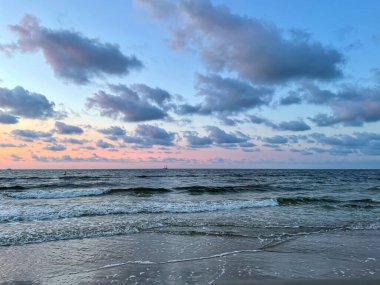 Kolobrzeg sahilinde yaz günbatımının tadını çıkarıyorum..