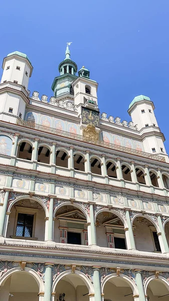 波兹南市政厅 Poznan Town Hall 是波兰波兹纳市的一个历史性市政厅 位于旧市场广场中心的波兹纳老城 1939年以前 它一直是地方政府的所在地 现在设有一个博物馆 — 图库照片